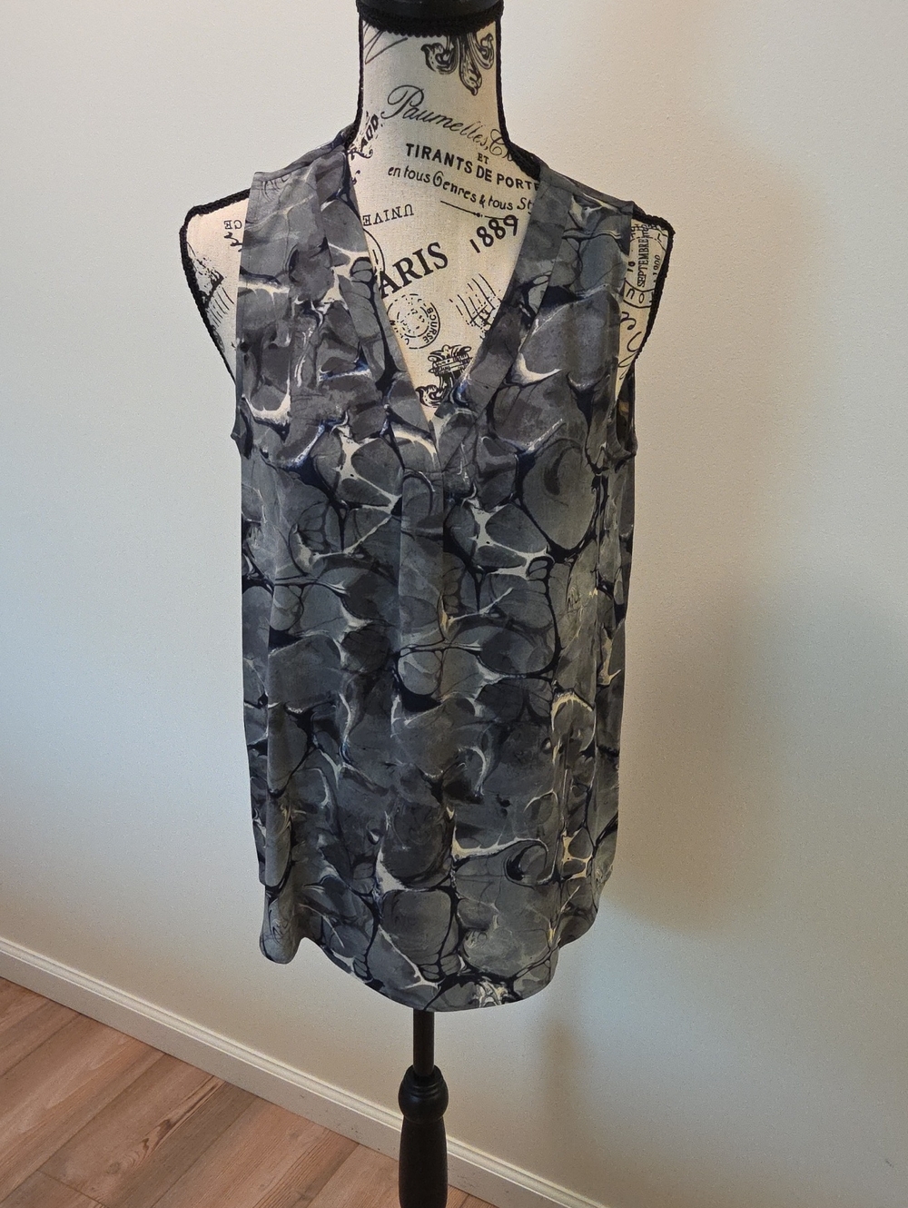 NIC+ZOE Gray and Charcoal Abstract V-Neck Sleeveless Camisole